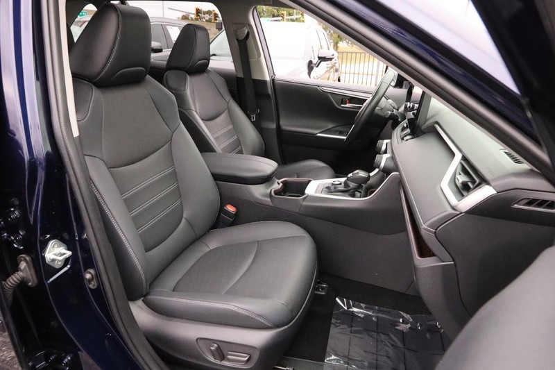 Toyota RAV4 Vehicle Full-screen Gallery Image 25