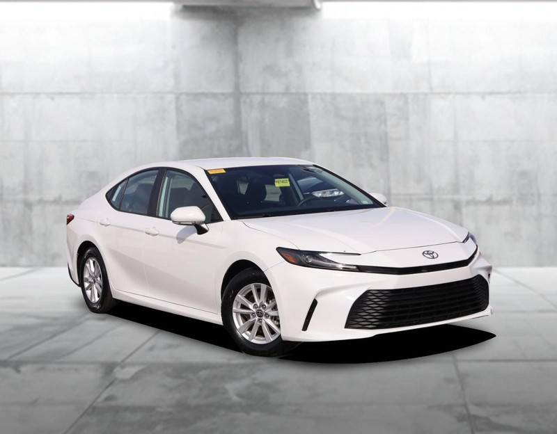 Toyota Camry Vehicle Full-screen Gallery Image 2