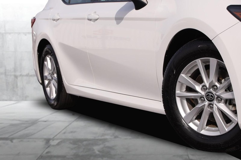 Toyota Camry Vehicle Full-screen Gallery Image 3