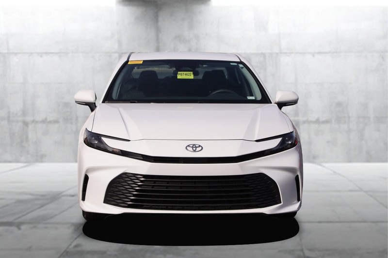 Toyota Camry Vehicle Full-screen Gallery Image 4