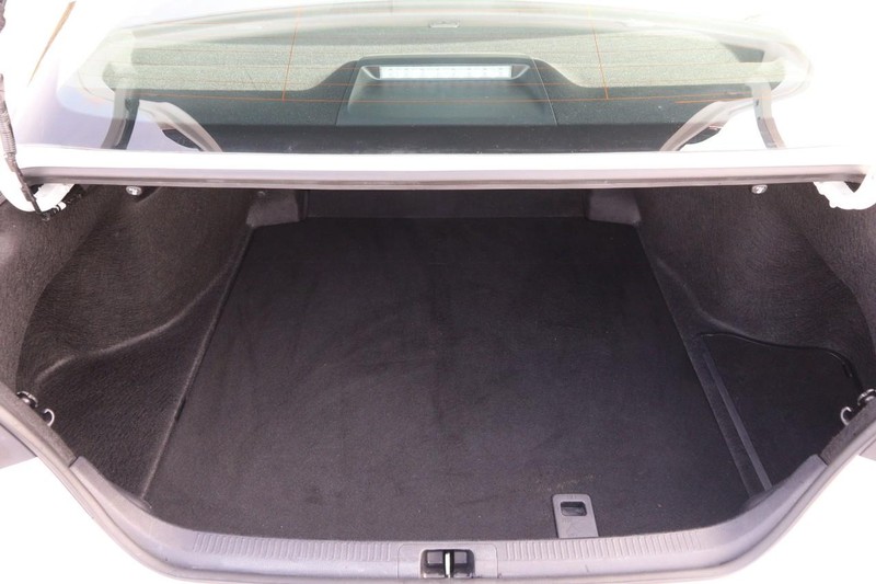 Toyota Camry Vehicle Full-screen Gallery Image 7