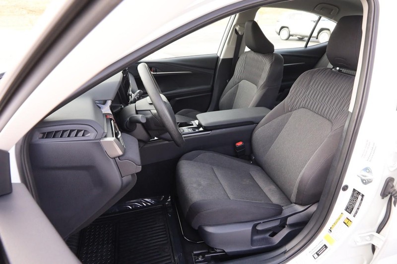 Toyota Camry Vehicle Full-screen Gallery Image 8