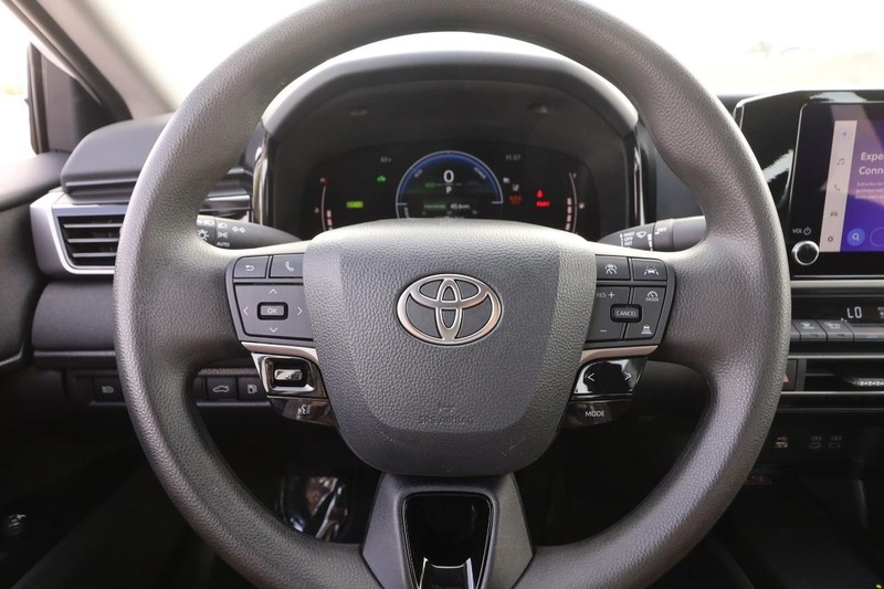 Toyota Camry Vehicle Full-screen Gallery Image 10