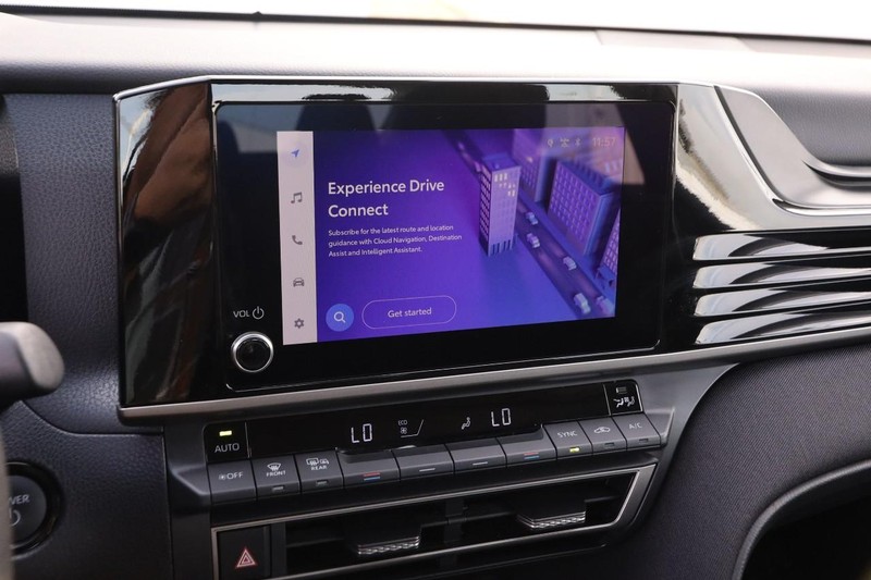 Toyota Camry Vehicle Full-screen Gallery Image 15