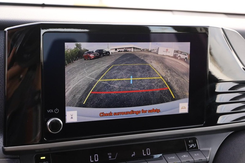 Toyota Camry Vehicle Full-screen Gallery Image 16