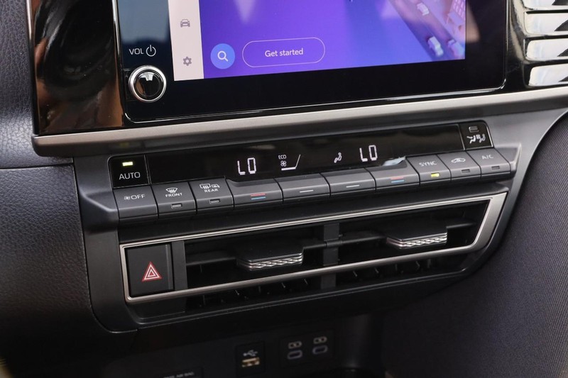 Toyota Camry Vehicle Full-screen Gallery Image 17