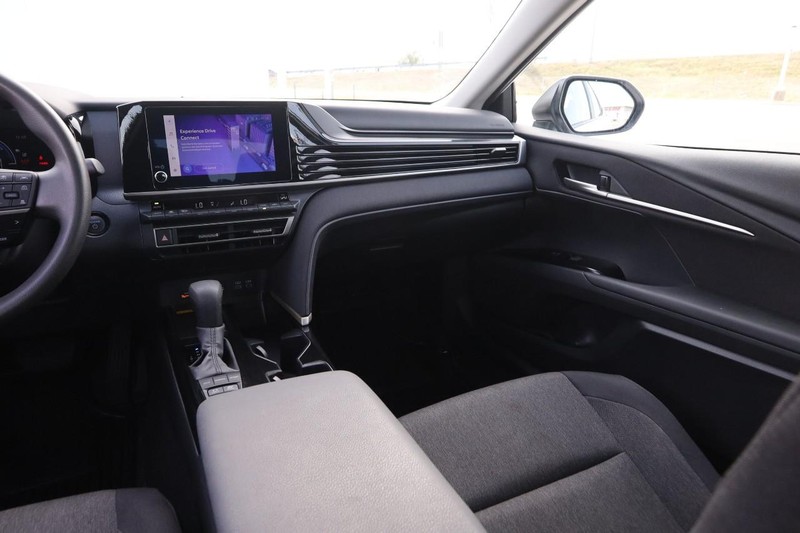 Toyota Camry Vehicle Full-screen Gallery Image 24