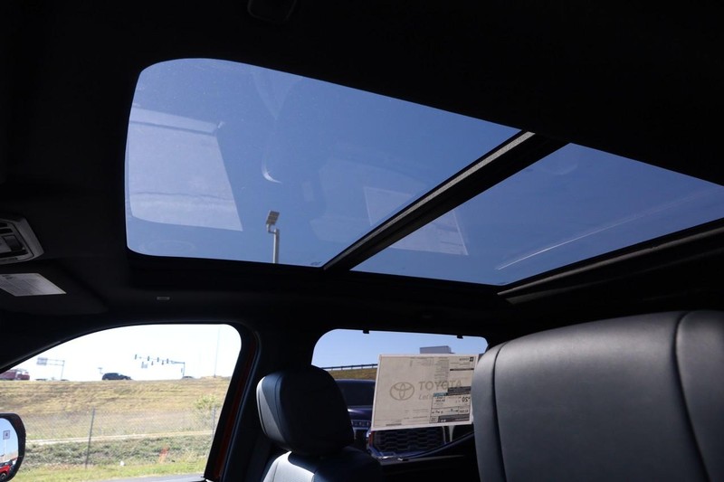 Toyota Tundra 4WD Vehicle Full-screen Gallery Image 8