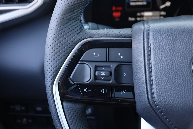 Toyota Tundra 4WD Vehicle Full-screen Gallery Image 12