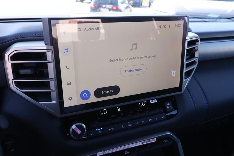 Toyota Tundra 4WD Vehicle Full-screen Gallery Image 15