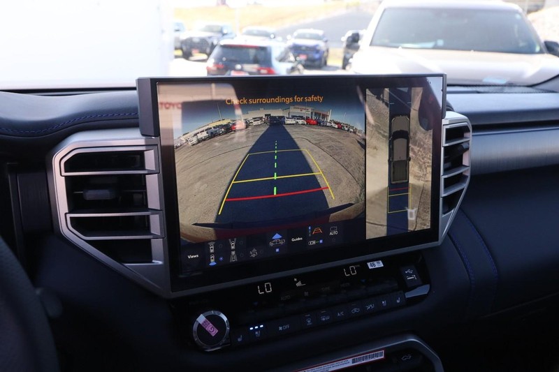 Toyota Tundra 4WD Vehicle Full-screen Gallery Image 16