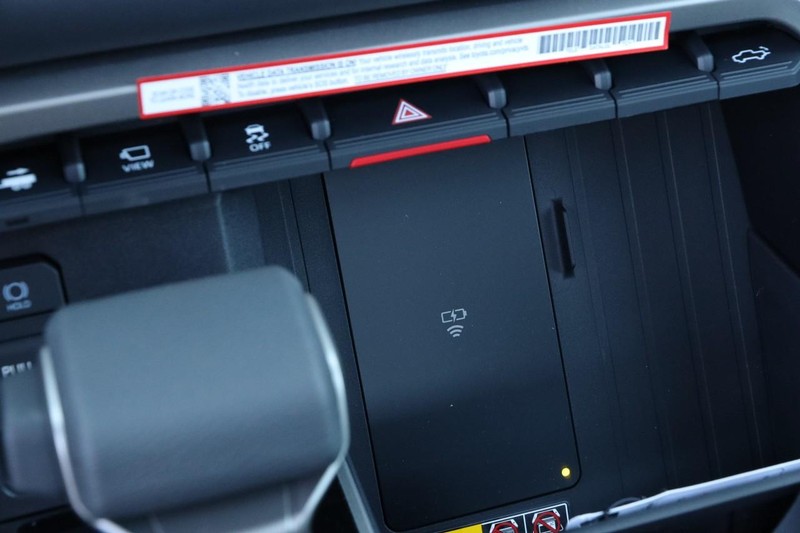 Toyota Tundra 4WD Vehicle Full-screen Gallery Image 17