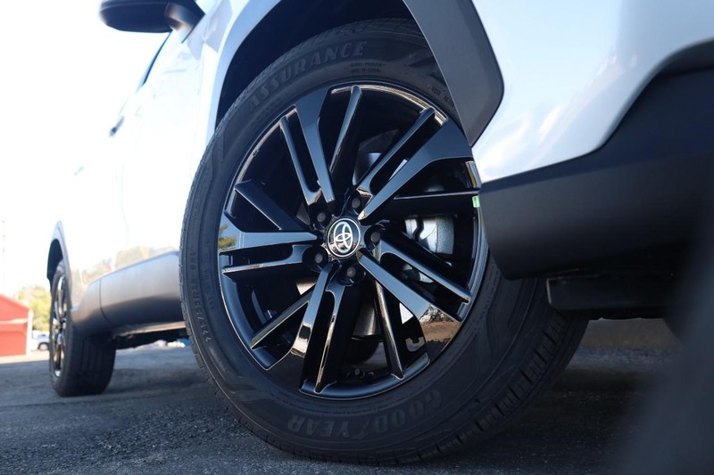 Toyota Corolla Cross Vehicle Full-screen Gallery Image 3