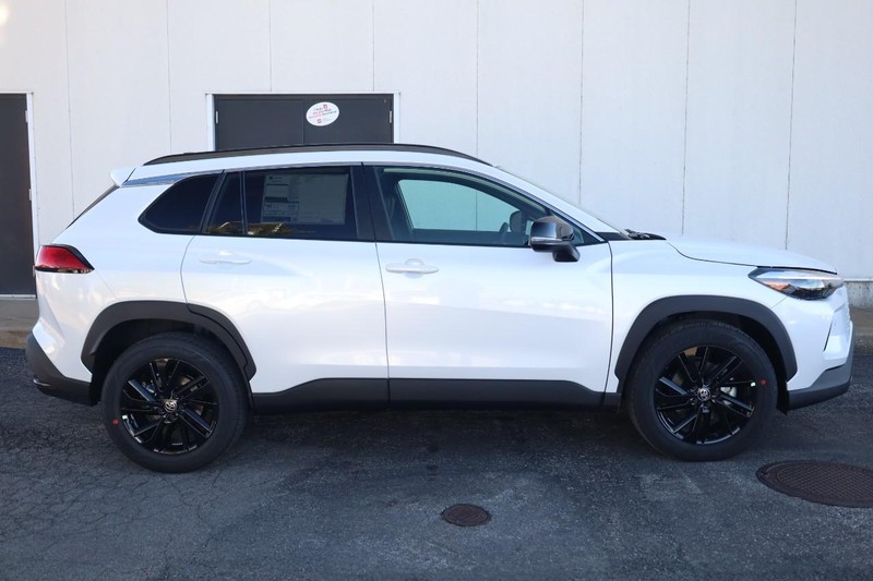 Toyota Corolla Cross Vehicle Full-screen Gallery Image 5