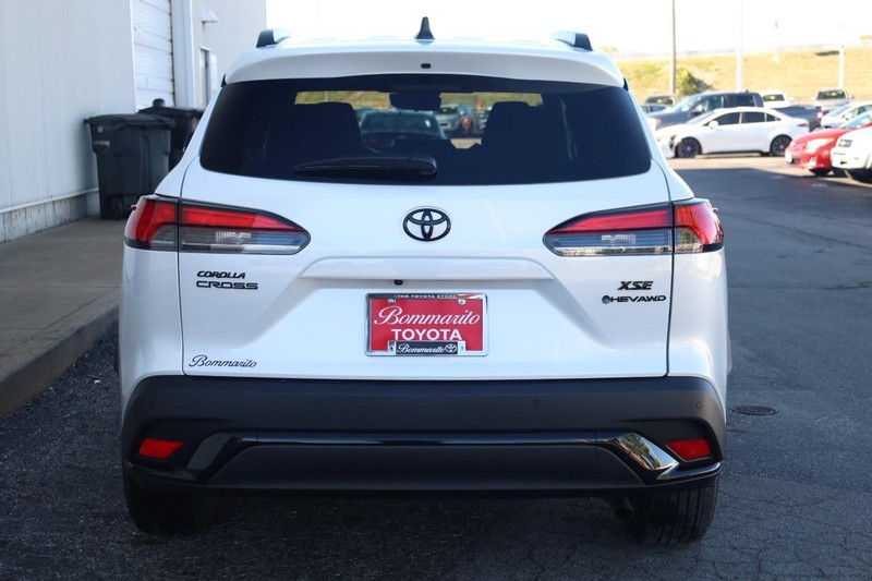 Toyota Corolla Cross Vehicle Full-screen Gallery Image 6