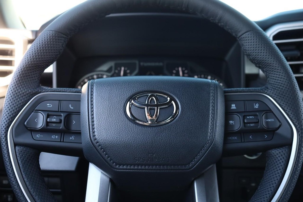 Toyota Tundra 4WD Vehicle Full-screen Gallery Image 9