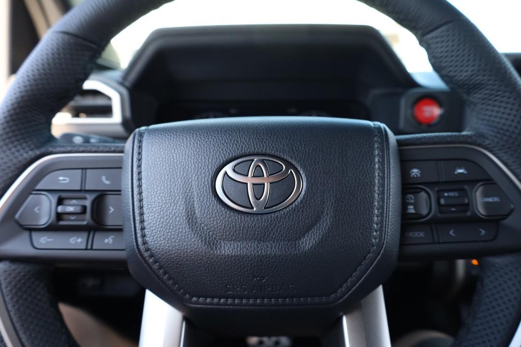 Toyota Tacoma 4WD Vehicle Full-screen Gallery Image 9