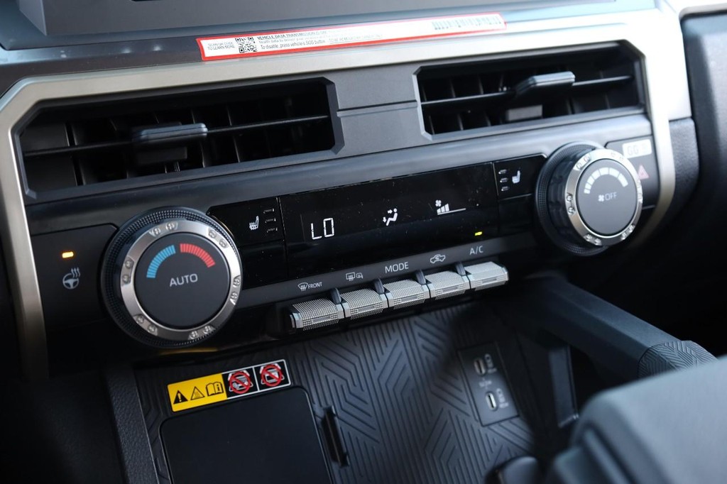 Toyota Tacoma 4WD Vehicle Full-screen Gallery Image 13