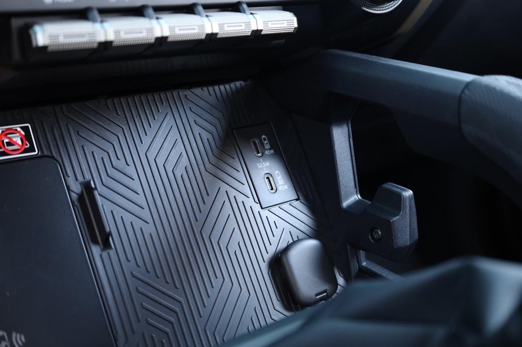 Toyota Tacoma 4WD Vehicle Full-screen Gallery Image 14