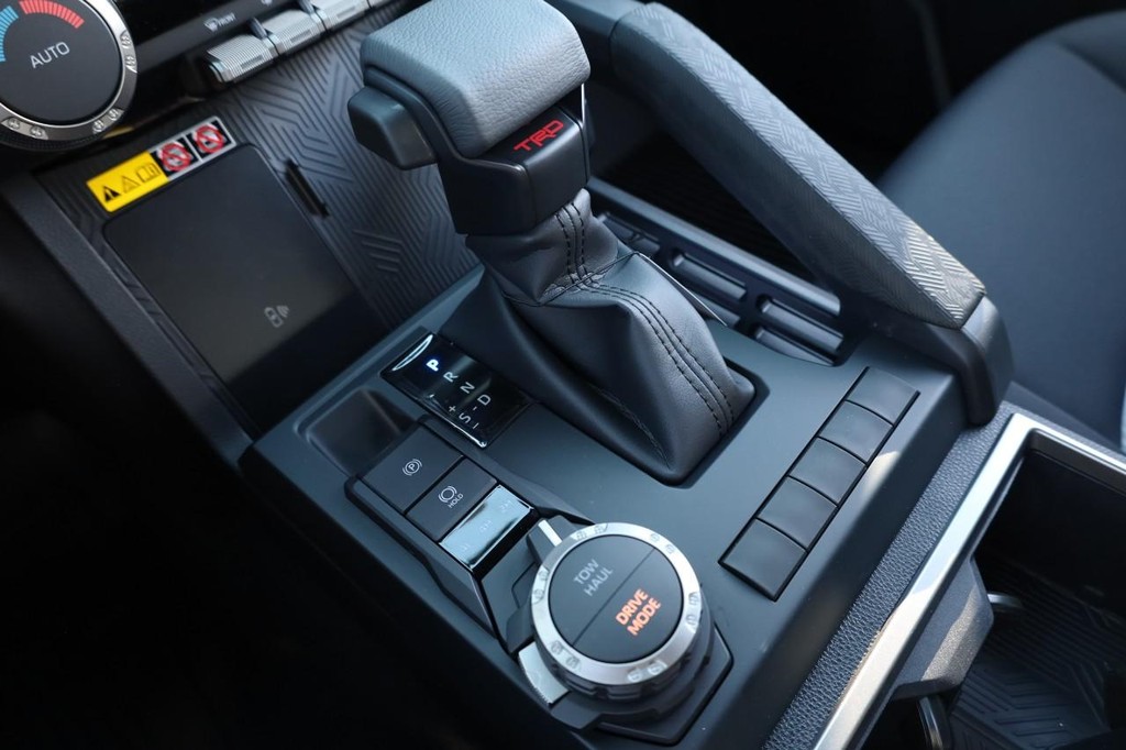 Toyota Tacoma 4WD Vehicle Full-screen Gallery Image 15