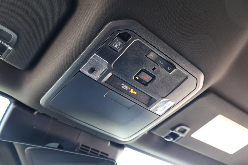 Toyota Tacoma 4WD Vehicle Full-screen Gallery Image 16