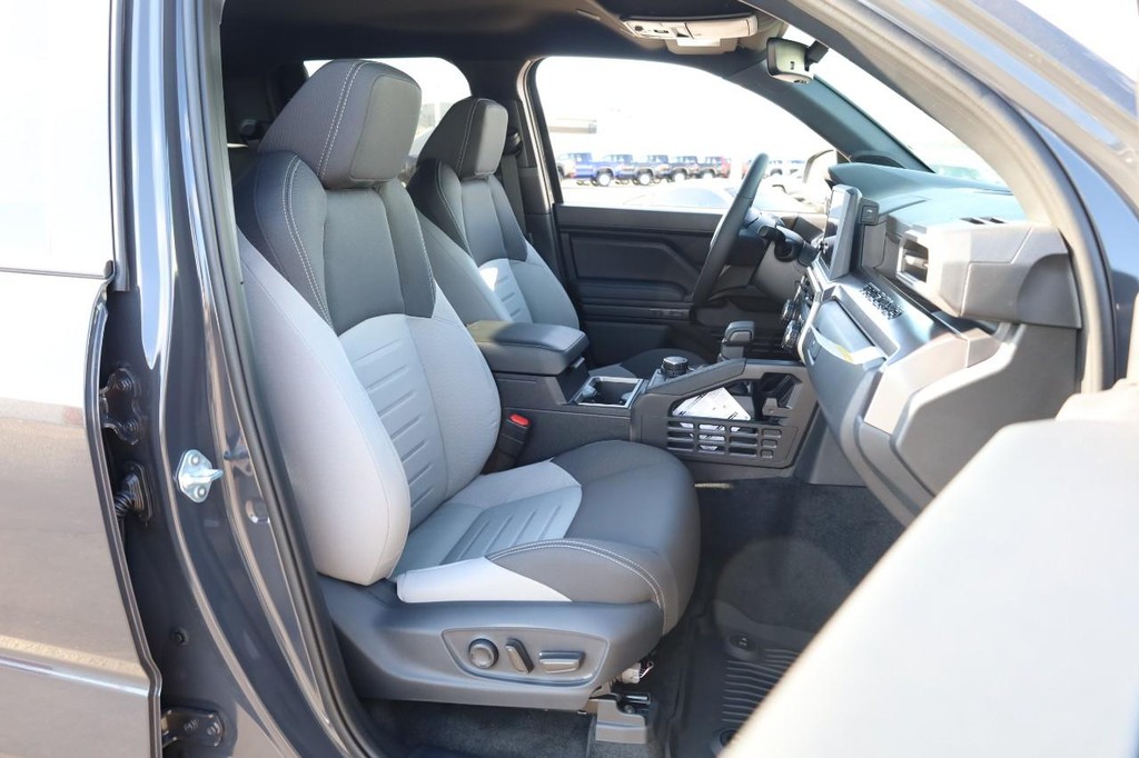 Toyota Tacoma 4WD Vehicle Full-screen Gallery Image 24