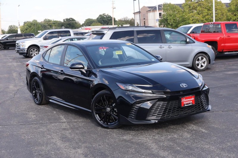 Toyota Camry Vehicle Full-screen Gallery Image 2