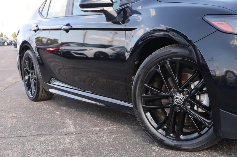 Toyota Camry Vehicle Full-screen Gallery Image 3