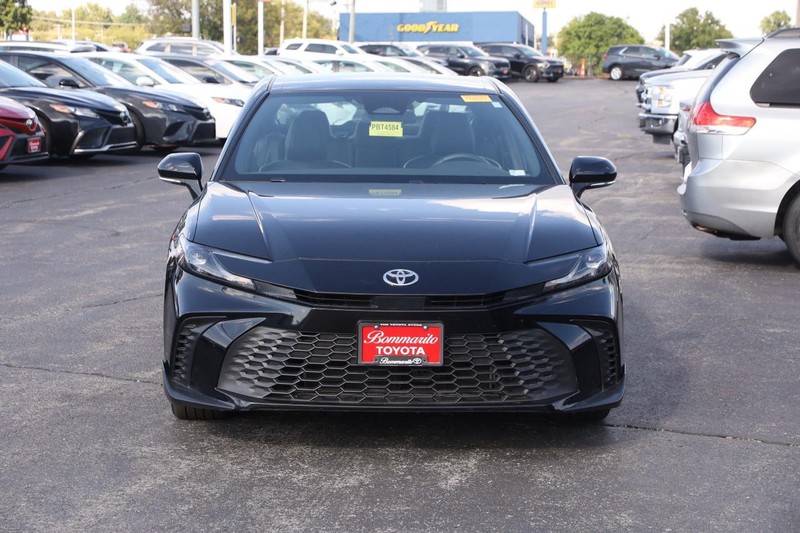 Toyota Camry Vehicle Full-screen Gallery Image 4