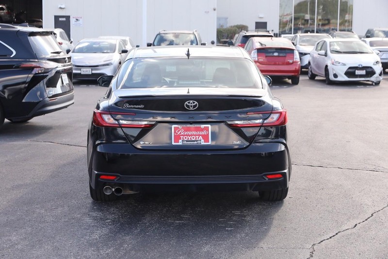 Toyota Camry Vehicle Full-screen Gallery Image 6