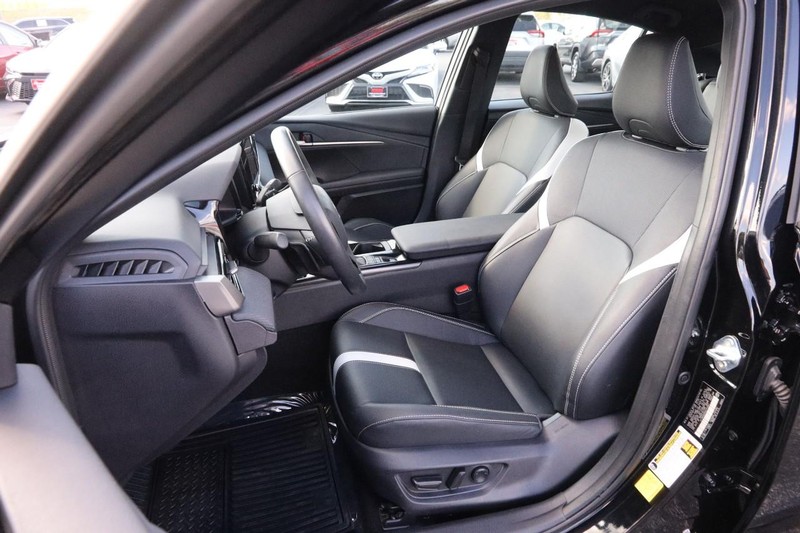 Toyota Camry Vehicle Full-screen Gallery Image 8