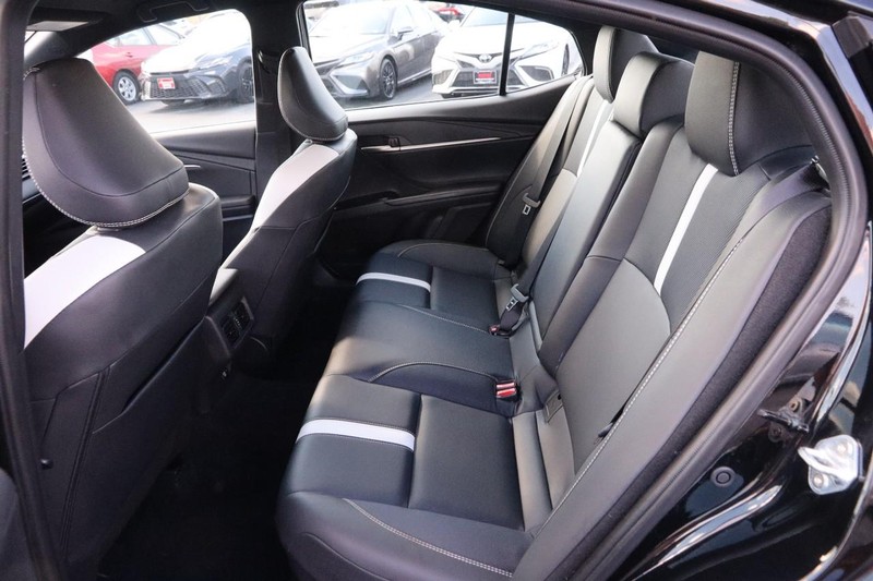 Toyota Camry Vehicle Full-screen Gallery Image 9