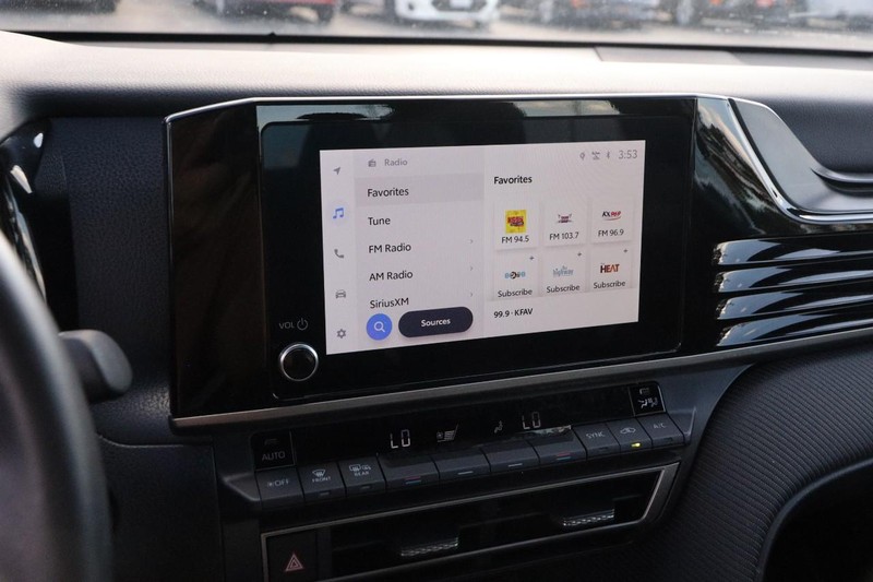 Toyota Camry Vehicle Full-screen Gallery Image 15