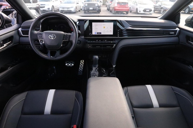 Toyota Camry Vehicle Full-screen Gallery Image 20