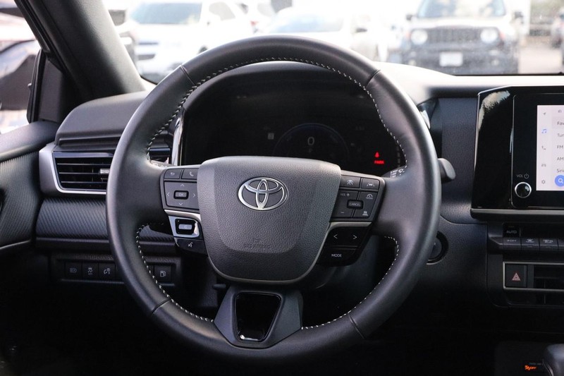 Toyota Camry Vehicle Full-screen Gallery Image 22