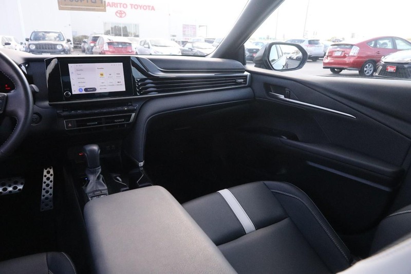 Toyota Camry Vehicle Full-screen Gallery Image 24