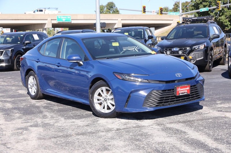 Toyota Camry Vehicle Full-screen Gallery Image 2