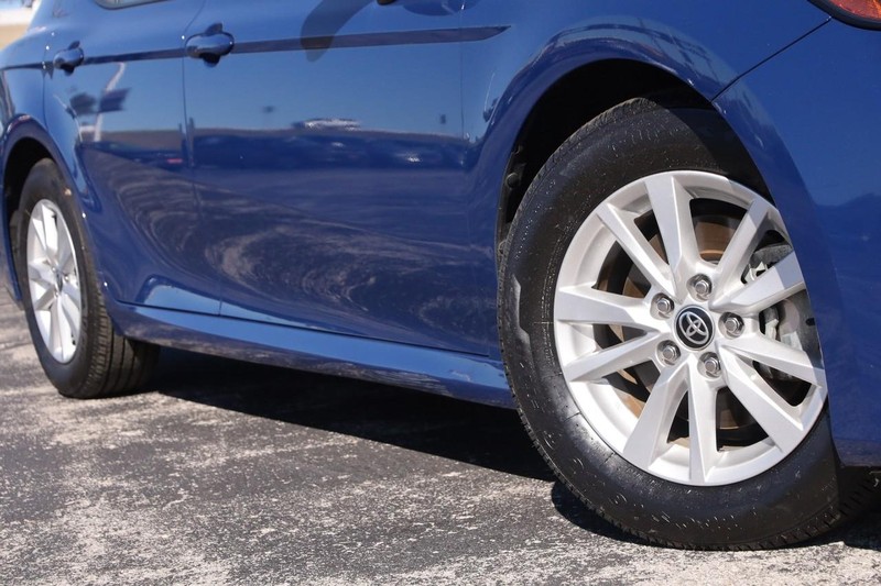 Toyota Camry Vehicle Full-screen Gallery Image 3