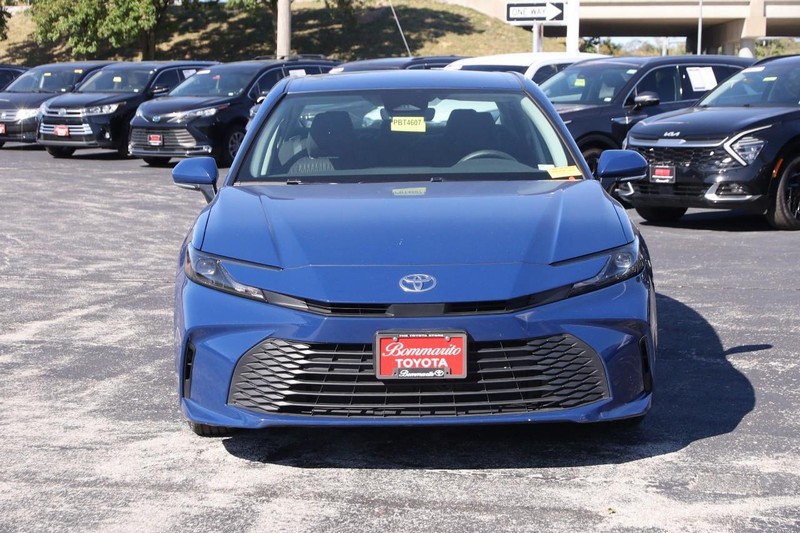 Toyota Camry Vehicle Full-screen Gallery Image 4