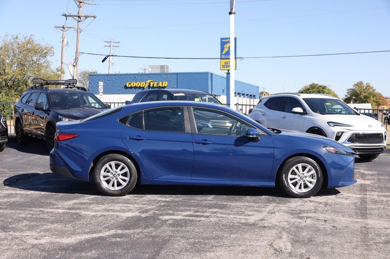 Toyota Camry Vehicle Full-screen Gallery Image 5