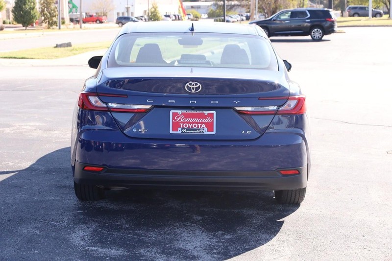 Toyota Camry Vehicle Full-screen Gallery Image 6