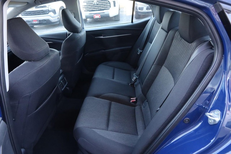 Toyota Camry Vehicle Full-screen Gallery Image 9