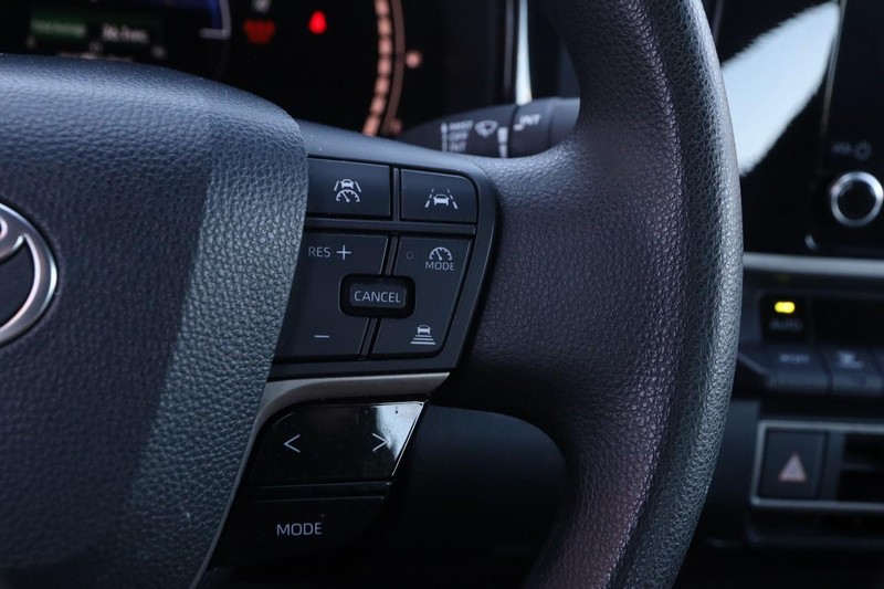 Toyota Camry Vehicle Full-screen Gallery Image 12