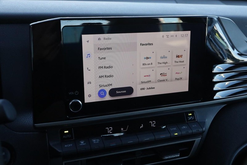 Toyota Camry Vehicle Full-screen Gallery Image 15