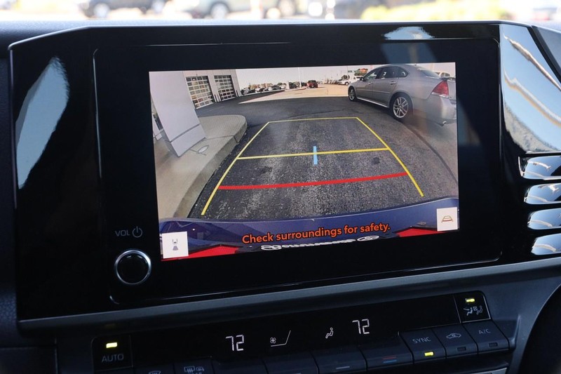 Toyota Camry Vehicle Full-screen Gallery Image 16