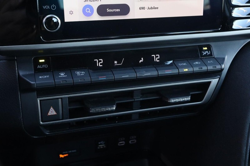 Toyota Camry Vehicle Full-screen Gallery Image 17