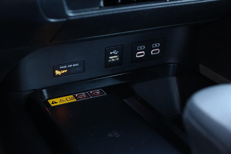 Toyota Camry Vehicle Full-screen Gallery Image 18