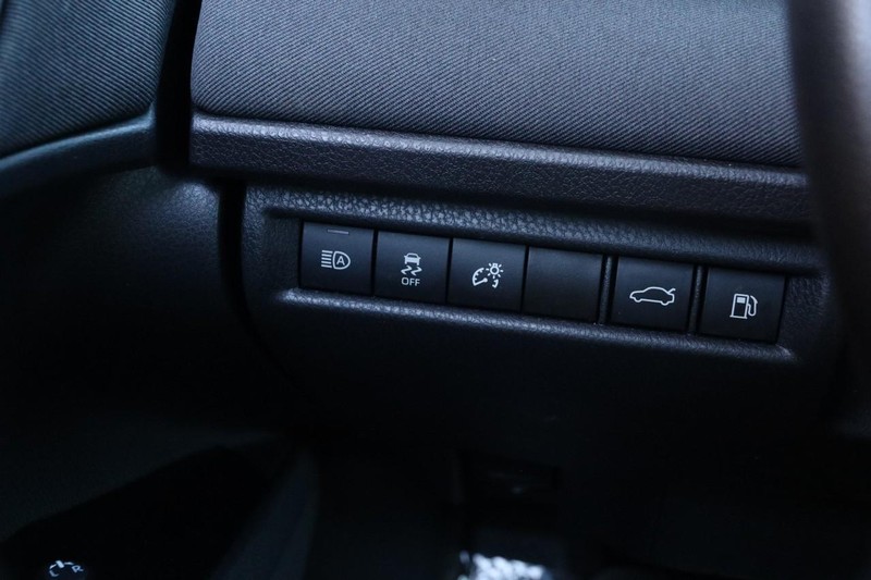 Toyota Camry Vehicle Full-screen Gallery Image 20