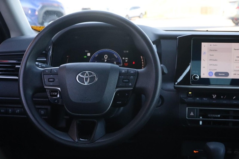 Toyota Camry Vehicle Full-screen Gallery Image 23