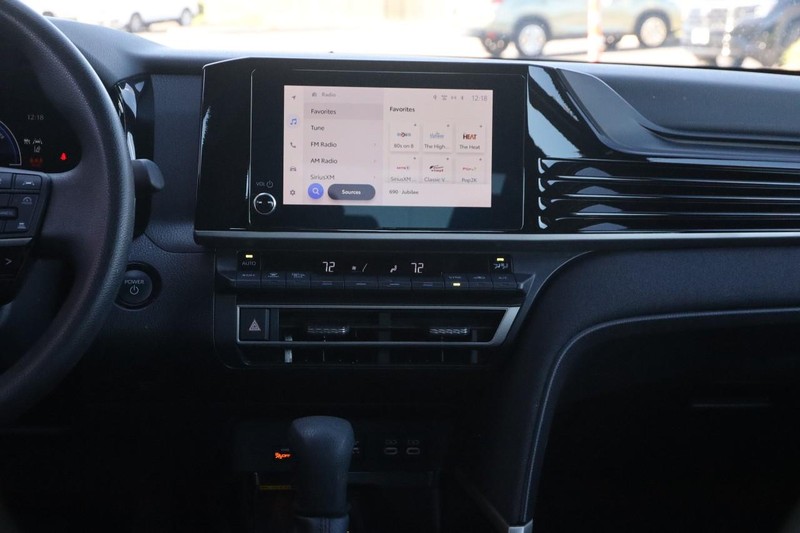 Toyota Camry Vehicle Full-screen Gallery Image 24